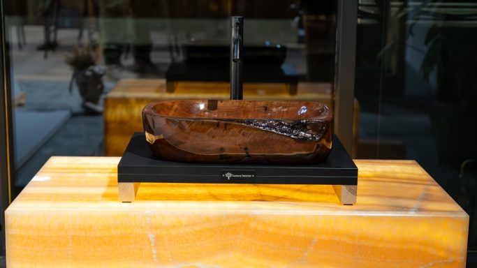 Holzschale auf einem schwarzen Podest, präsentiert in einem eleganten Umfeld.