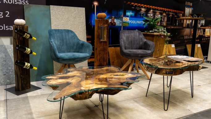 Moderne Möbel mit Holzoberflächen, zwei Stühlen und Live-Edge-Tischen in einem stilvollen Raum.