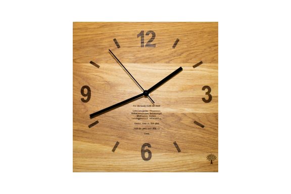 Holz-Wanduhren-Design mit schwarzen Ziffern und Zeigern auf quadratischem Holzrahmen.